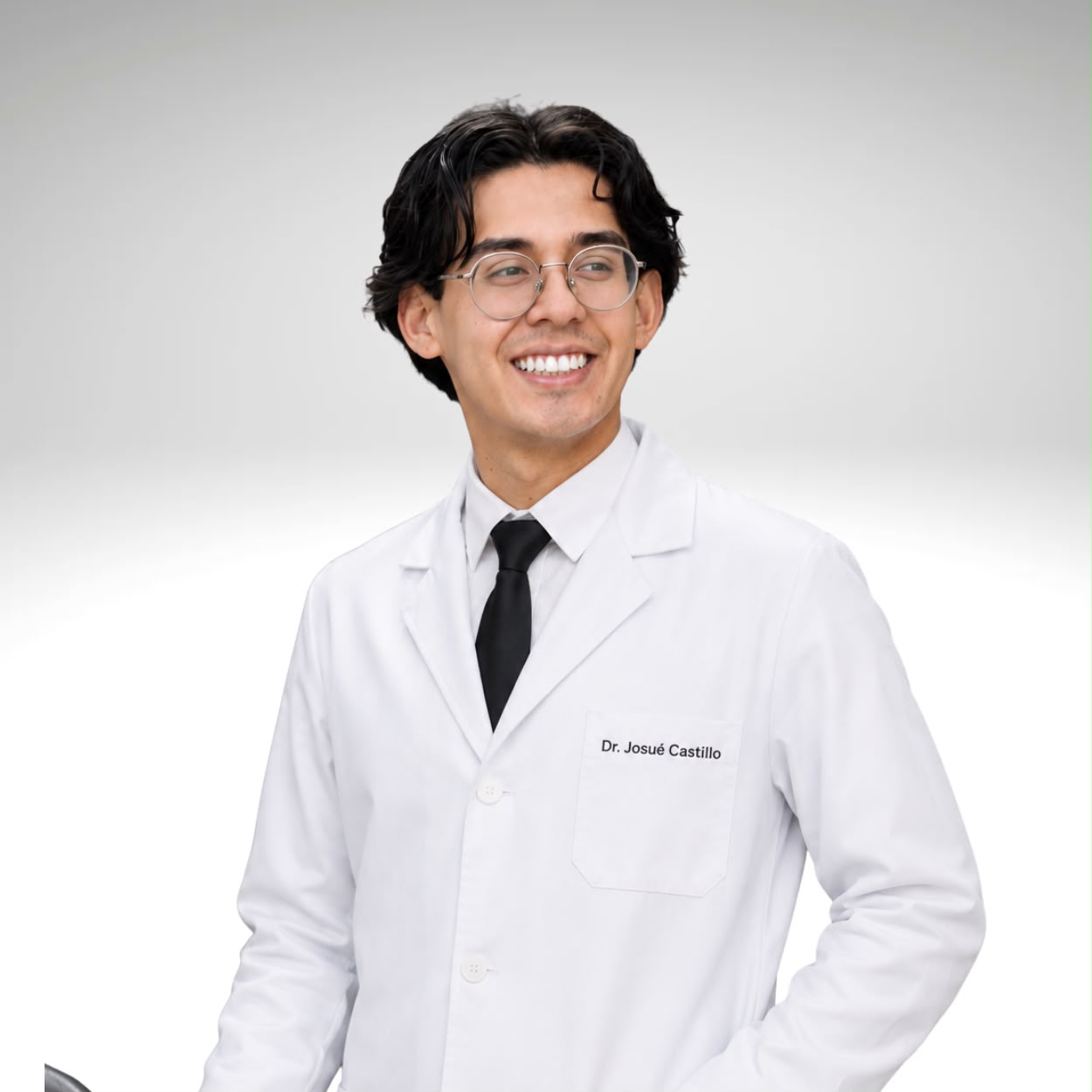 Retrato profesional del Dr. Josué Castillo